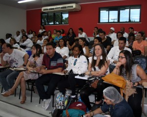 Atentos, os alunos avaliam os trabalhos dos colegas