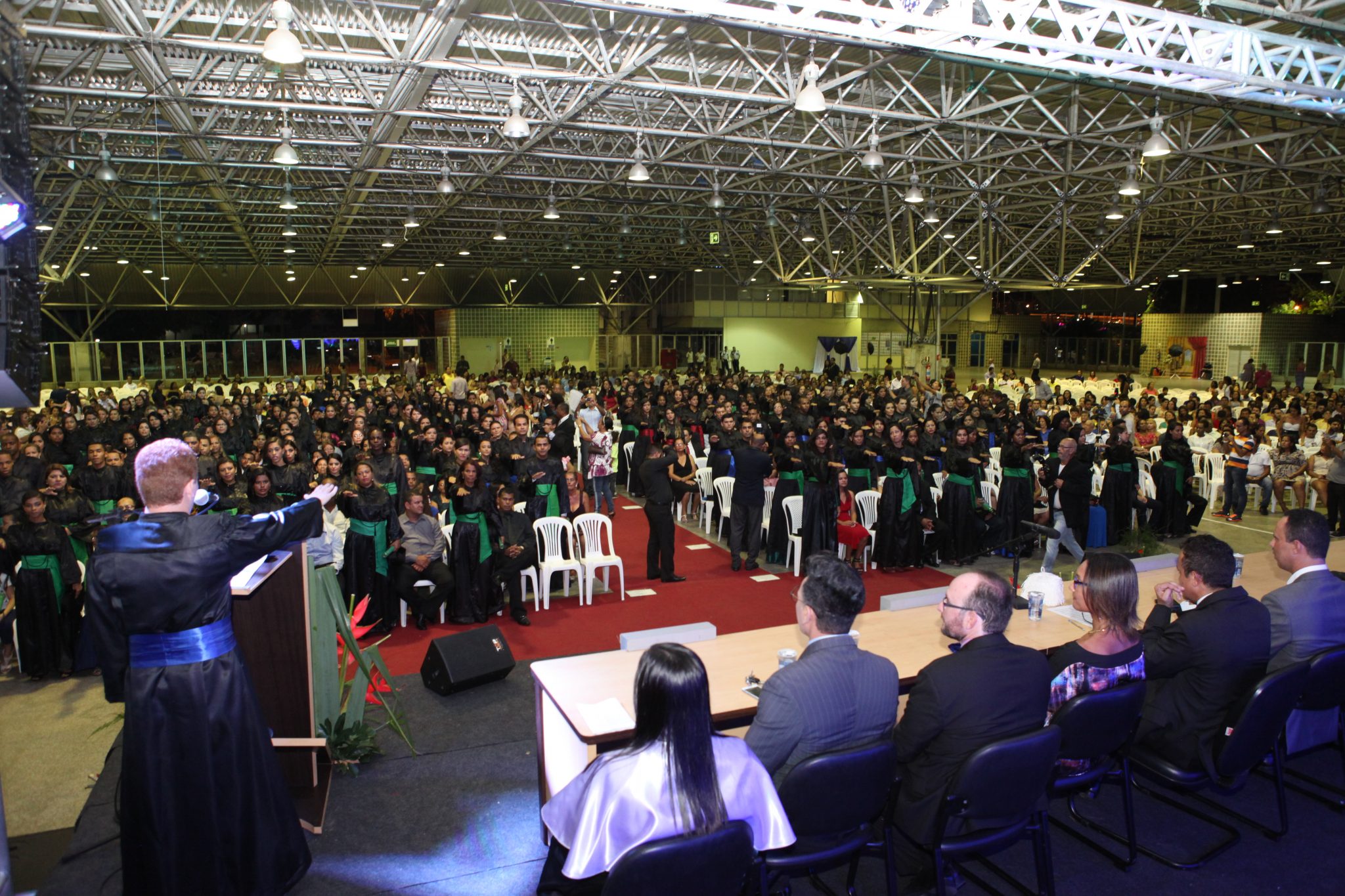 Centenas de pessoas participam da cerimônia
