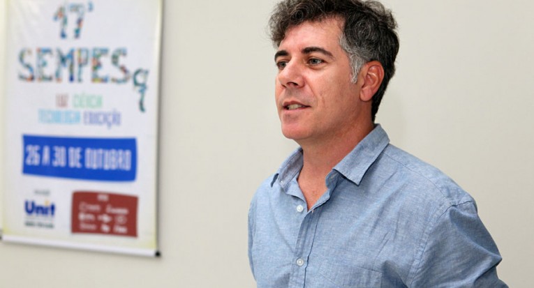 O coordenador do evento, professor Cristiano Ferronato