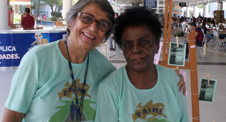 Professora Zulnara Mota ao lado de uma das componetnes do grupo 