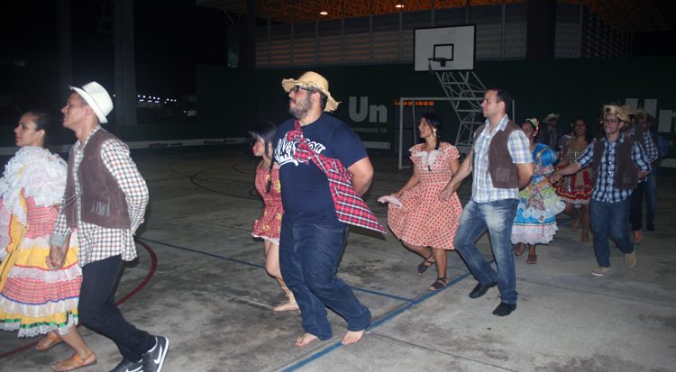 Sob julgamento, a quadrilha faz sua apresentação