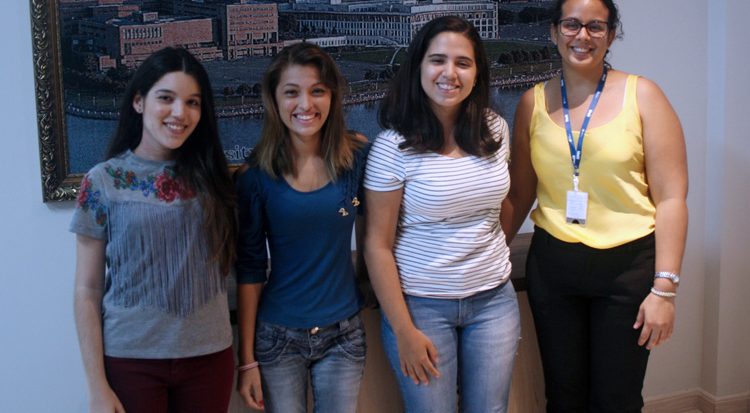 A partir da esquerda, as alunas: Maysa Machado, Karoline Oliveira e Bianca Luise , com Jéssica Amaral
