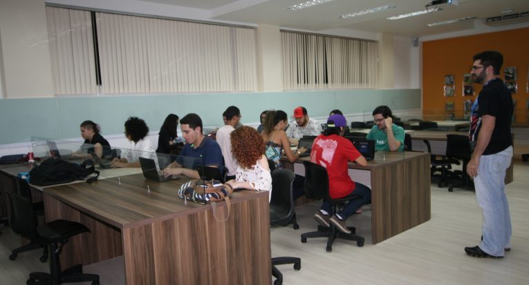 O professor Evandro no desenvolvimento de atividades com seus alunos 