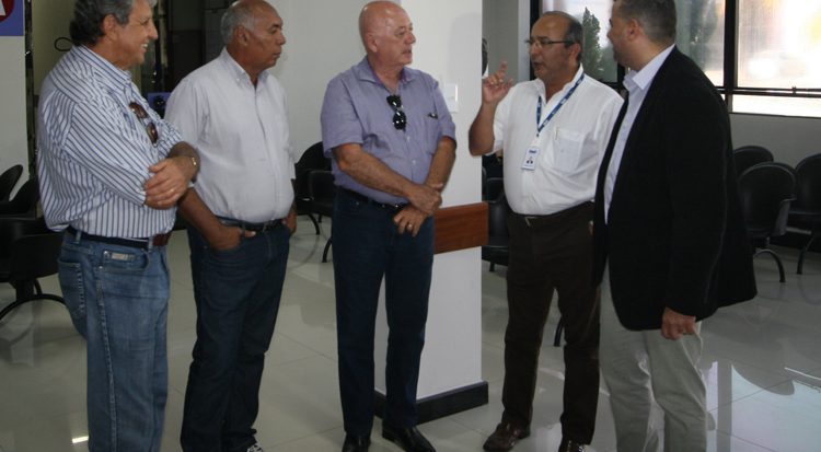 O Diretor da área da Saúde, doutor Hesmoney conversa com os visitantes