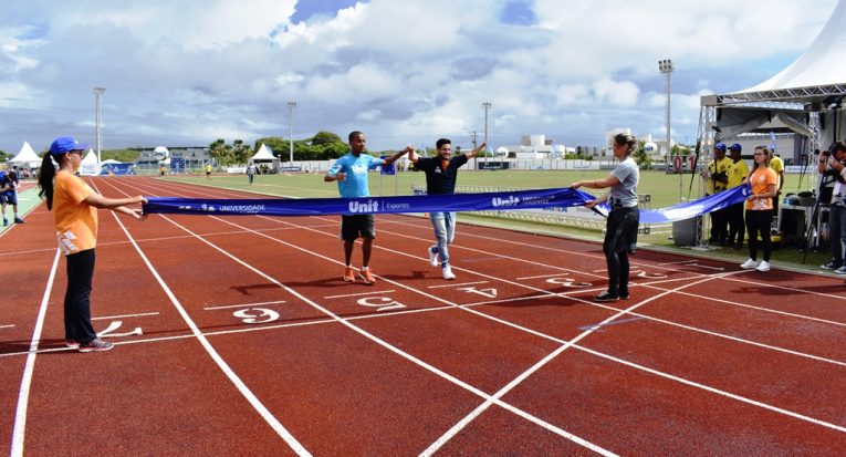 Paratletas Yohansson Nascimento e Alan Bezerra, atleta da Unit, fizeram corrida simbólica para marcar a inauguração da pista (Fotos: Luiz Dinarte)