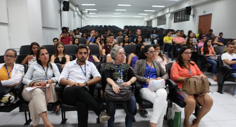 Professores e alunos  estiveram presentes na aula de FIsioterapia