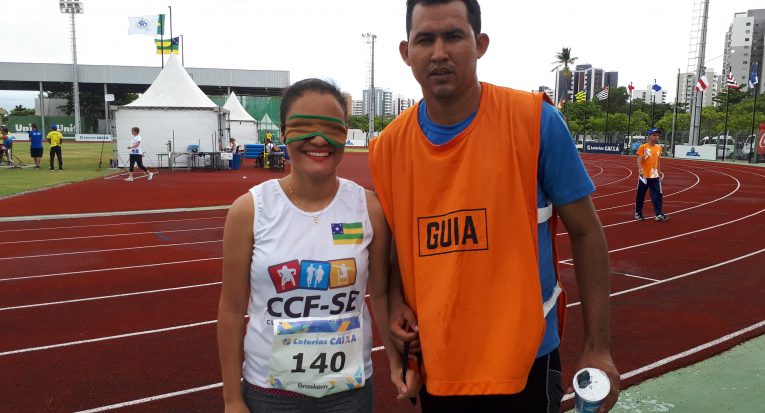 Claudianca Santos, que disputou os 200 metros, é sempre acompanhada por Rodrigo Barros, que precisa ter um preparo físico tão bom quanto o dela