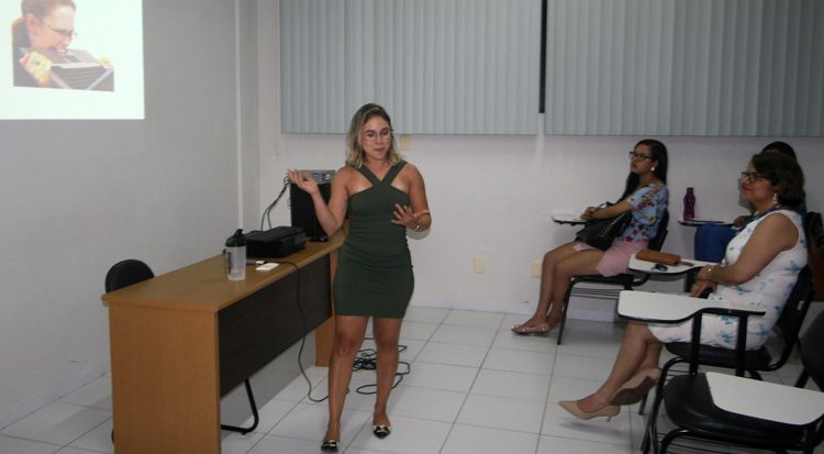 A professora Amanda Aparecida de Farias Souza ministra aula magna 