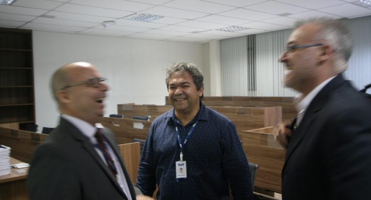 O Coordenador do MBA, professor Mário Eugênio em conversa com os professores Marcos Wandir e  Rogério Grauriniello