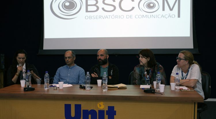 Na mesa, convidados e professores discutem a diversidade