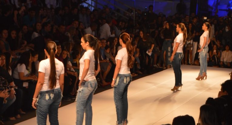 Todas as modelos desfilaram com as peças jeans do evento e a blusa branca com a marca da Unit