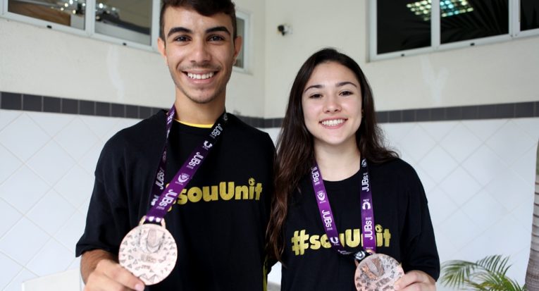 aluno de Administração da Unit, Guilherme Garcez e aluna de Engenharia Mecatrônica, Manuella Guimarães, foram bronze no JUBS