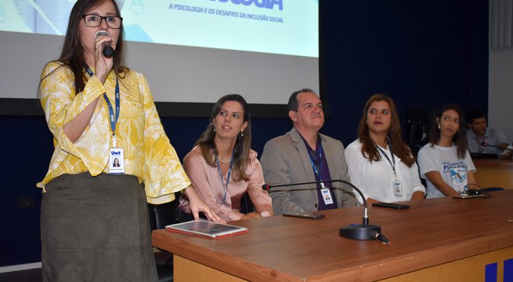 A coordenadora do curso, professora Angélica Piovesan destaca o Congresso 