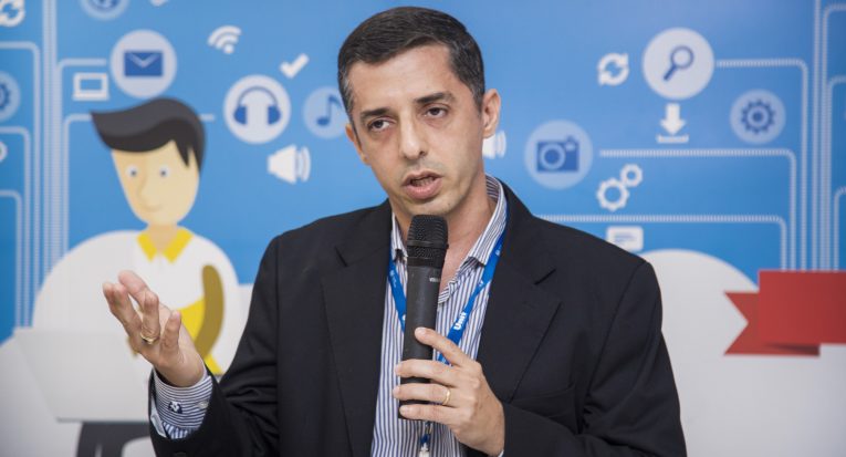 O professor Fábio Santos fala pela Unit