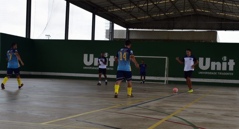 Em campo os times disputam as vagas