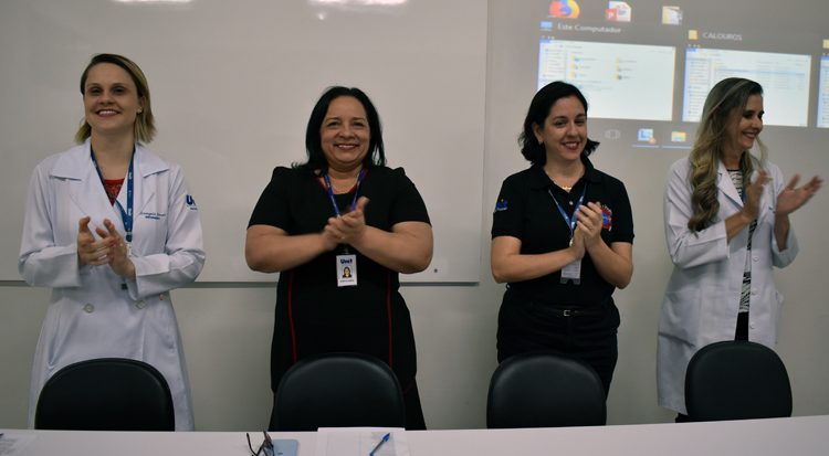 Professores recepcionam os alunos 