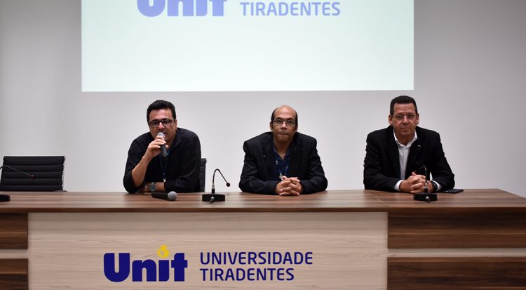 O coordenador do curso, no centro da mesa