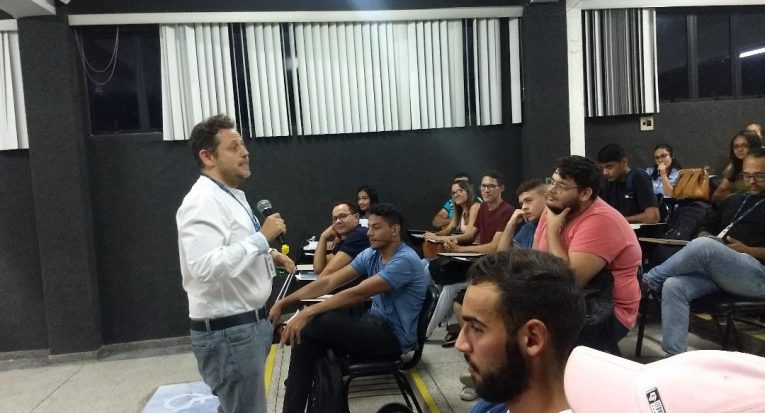 O professor Álvaro fala aos novos alunos