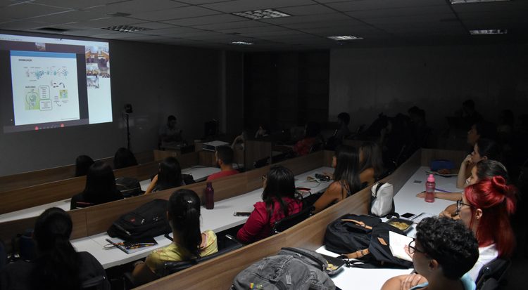 A palestrante fala direto do Tiradentes Institute