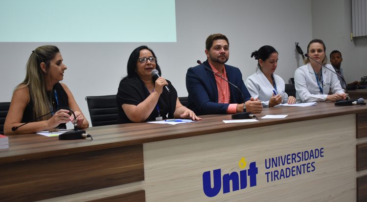 A professora Pureza recebe os calouros