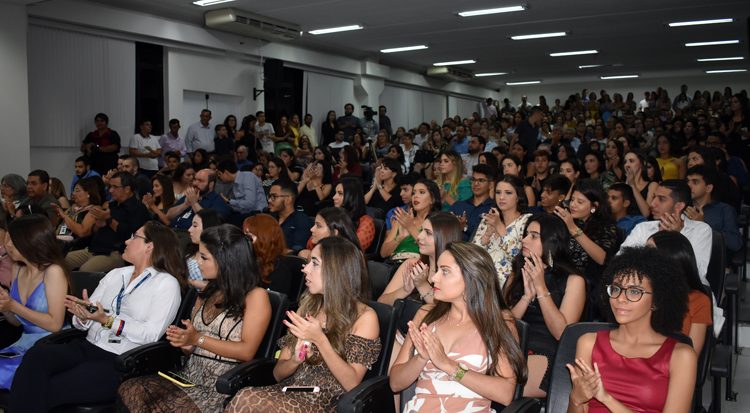 Auditório lotado com a presença de calouros e familiares