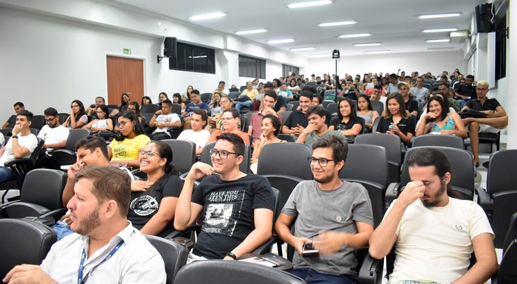 Alunos e professores durante a aula