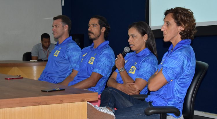 Os atletas respondem aos questionamentos dos alunos
