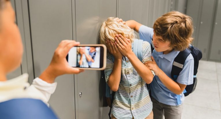 O bullying e o cyberbullying estão caracterizados na lei como “intimidação sistemática” e podem ser punidos com multa e até quatro anos de cadeia (Inside Creative House/Adobe Stock)
