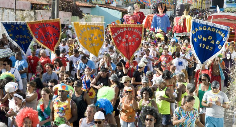 O Carnaval em Aracaju foi marcado pelos bailes de clubes e por desfiles de blocos nas ruas, a exemplo do Rasgadinho, criado em 1962 (Pedro Leite/PMA-Arquivo)
