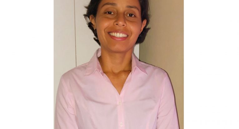 A assistente social Rafaela Santos de Souza, egressa do curso de Serviço Social EaD da Unit e atualmente na Secretaria da Administração Prisional e Socioeducativa de Santa Catarina (Acervo pessoal)