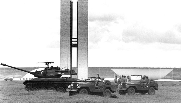 Prédio do Congresso Nacional, em Brasília, foi cercado por tropas do Exército durante o golpe militar que depôs o presidente João Goulart, em 1964 (Reprodução/Agência Senado)

