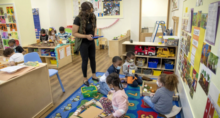 Aspecto de uma creche infantil em Boston, no estado do Massachusetts (EUA); região com alta presença de brasileiros foi a primeira a adotar o ensino bilíngue em suas escolas (Robin Lubbock/WBUR/Brazilian Times)