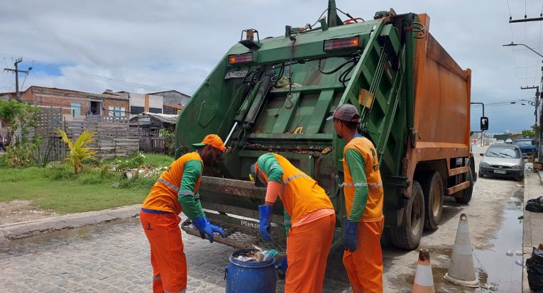 Segundo os dados do IBGE, 82,5% dos moradores brasileiros têm seus resíduos sólidos coletados diretamente no domicílio por uma equipe de limpeza urbana (Divulgação/Ascom Emurb)