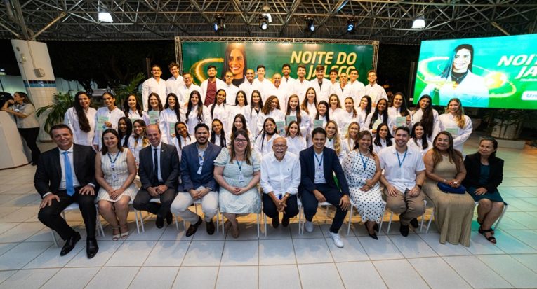 50 alunos do primeiro período do curso de Medicina em Estância foram investidos com o jaleco, um símbolo da profissão (fotos: Ricardo Sá/Unit)