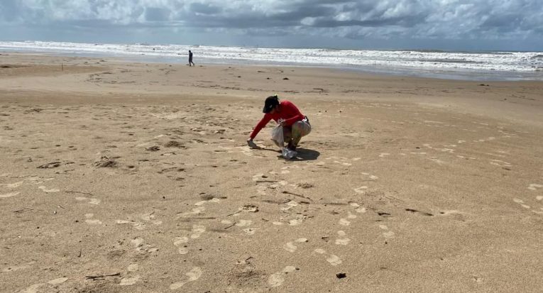 Pesquisas em andamento nas praias do litoral sergipano, junto às bacias costeiras: ameaça da poluição (Divulgação/Unit)
