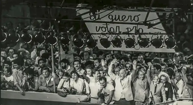Entre 1983 e 1984, comícios e passeatas com grandes líderes políticos levaram milhares de pessoas às ruas, pedindo a volta das eleições diretas para presidente (Acervo EBC/Agência Brasil)
