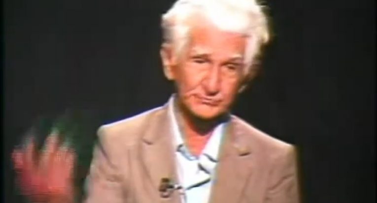 O pintor J.Inácio (1911-2007), durante entrevista concedida em 1989: um dos maiores nomes das artes plásticas sergipanas (Reprodução/TV Aperipê) 
