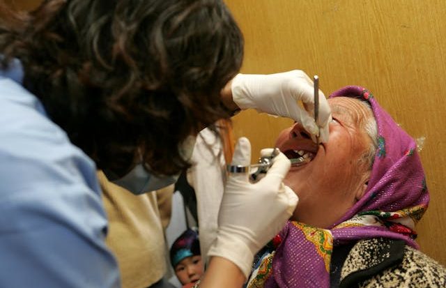 A pesquisa apontou que os idosos são mais atingidos por problemas de saúde bucal, que afetam a auto-estima e a sociabilidade (Mirdental Network/Pexels)
