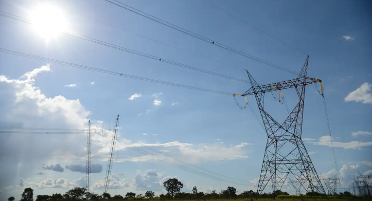 Linhas e redes de transmissão de energia elétrica podem ser muito afetadas por situações e fenômenos climáticos (Fábio Rodrigues Pozzebom/Agência Brasil)
