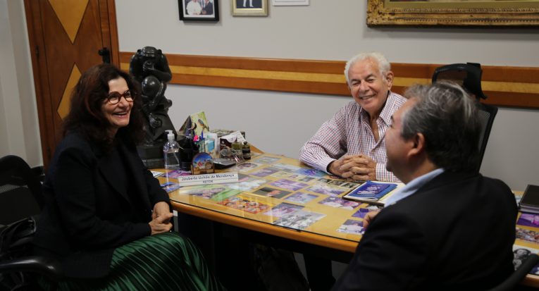 A chefa-geral da Embrapa em Sergipe, Tereza Cristina de Oliveira, com o reitor Jouberto Uchôa de Mendonça e o diretor de Relações Institucionais, Marcos Wandir Lobão (Asscom Unit)