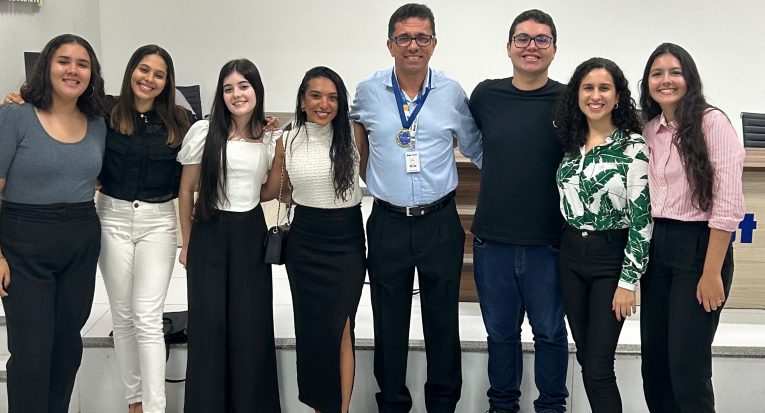 Os alunos integrantes do projeto Vozes da Rua (Mirela Daniele Martins Santos, Lizandra Santana Leandro, Maria Júlia Nascimento Barbosa, Rebeca Monteiro Alves de Souza Santos, José Eduardo Oliveira Nascimento, Lys Karoline Viana Ribeiro e Camila Pinheiro Salustino), com o professor e orientador Ricardo das Mercês Carneiro (Divulgação)
