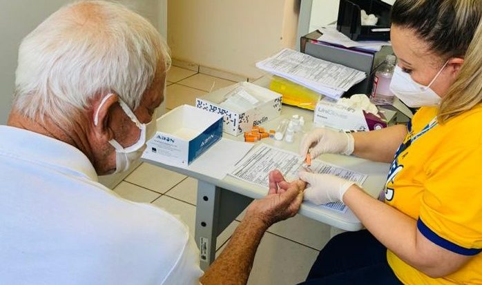 Ação de testagem para a detecção de hepatites B e C, uma das ações de prevenção realizadas durante o Julho Amarelo (Divulgação/Prefeitura de Urupês-SP)