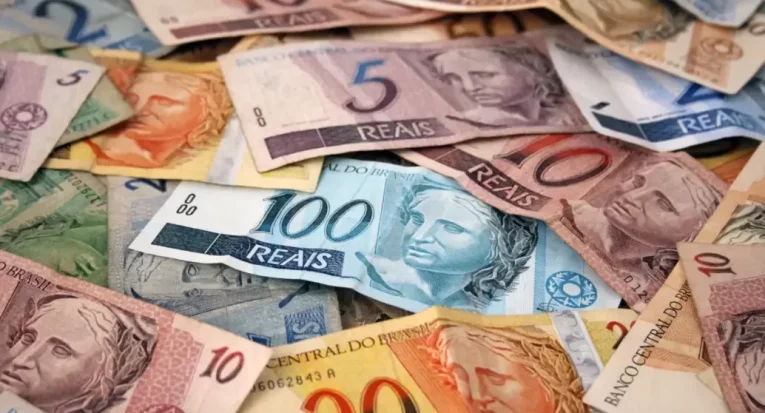 Notas antigas do real, moeda que já é a mais longeva em vigor na economia brasileira desde 1942 (Reprodução)