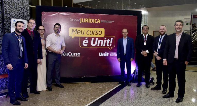 Parceria entre a Unit e a Meu Curso foi anunciada durante aula inaugural de Direito no Teatro Tobias Barreto, com a presença de gestores, professores e estudantes (Luiz Dinarte/CCS Unit) 