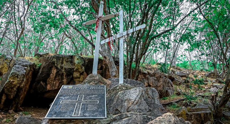 Cruzes e uma lápide marcam o exato local onde Lampião, Maria Bonita e nove cangaceiros foram mortos em 1938, na Grota do Angico, em Poço Redondo (Erick O'Hara/Governo de Sergipe)
