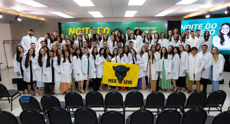 A investidura simbólica com o jaleco marcou a entrada dos 83 alunos para a Turma 27 do curso de Medicina da Unit (Fotos: Ricardo Sá)