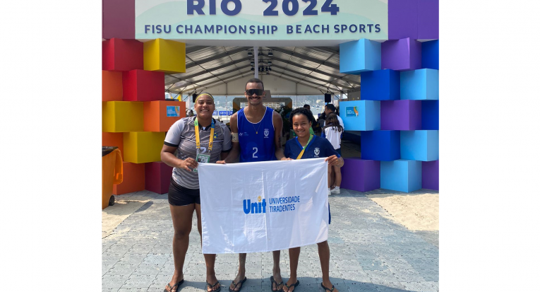 Os estudantes Karoline Gomes Trindade, Matheus Felipe Silva e Cinthia Santos