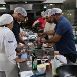 Médicos se desafiam na cozinha em oficinas de gastronomia na Unit