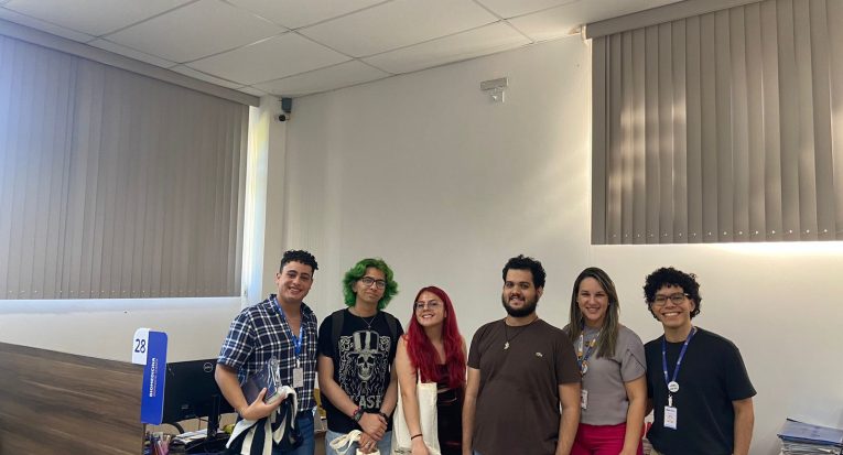 Os estudantes e intercambistas: Raphael Cunha, Daniel Nitola, Guisell Mariana, Rafael Oliveira, professora Patrícia Almeida e João Pedro da Internacionalização 