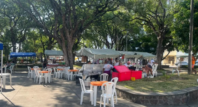 A feira da Praça Tobias Barreto acontece todos os domingos, ao longo de todo o dia. (Autimira Menezes/Turismo Sergipe)